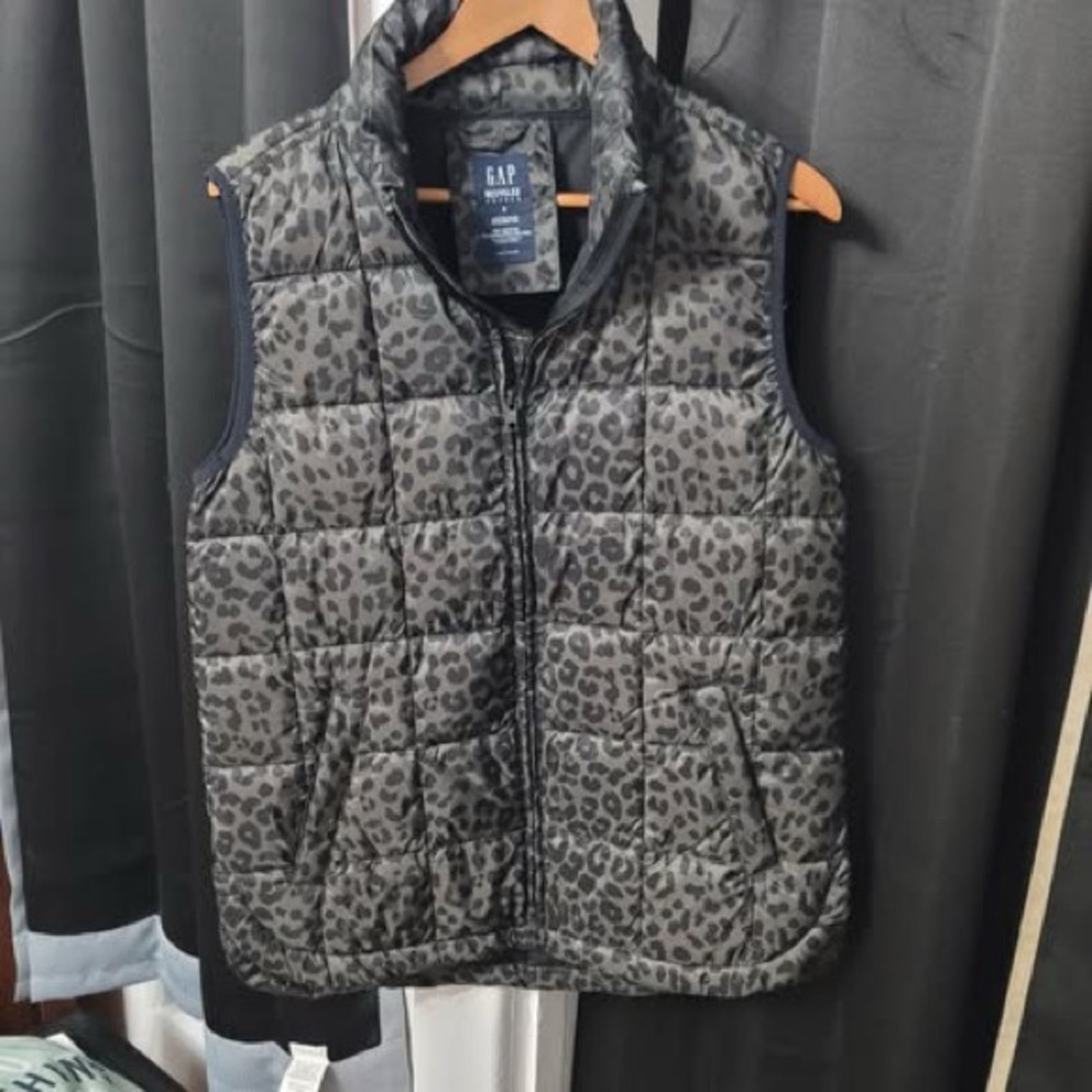 GAP Women's Gray Leopard Print Quilted Puffer Vest